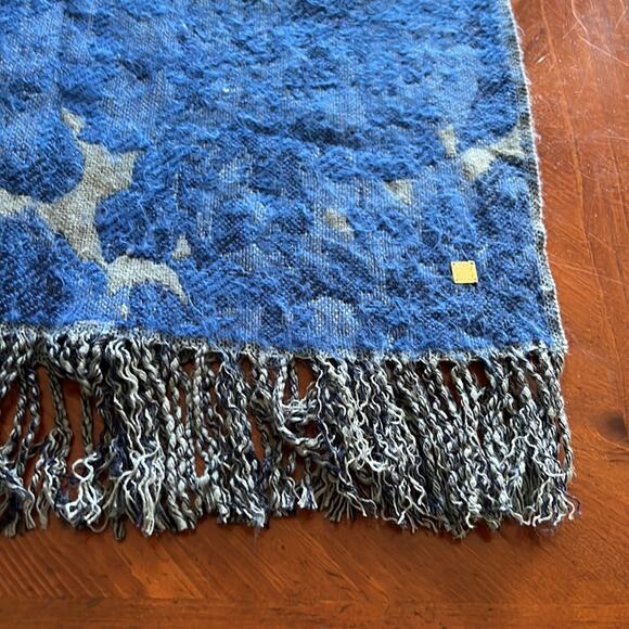 Liz Claiborne Blue Print Blanket Wrap Poncho Woman Warm Cozy Fringed - Picture 7 of 9